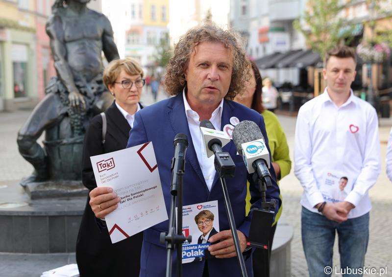 Uczestnicy konferencji prasowej na zielonogórskim deptaku. Przy mikrofonie prezydent Sopotu Jacek Karnowski