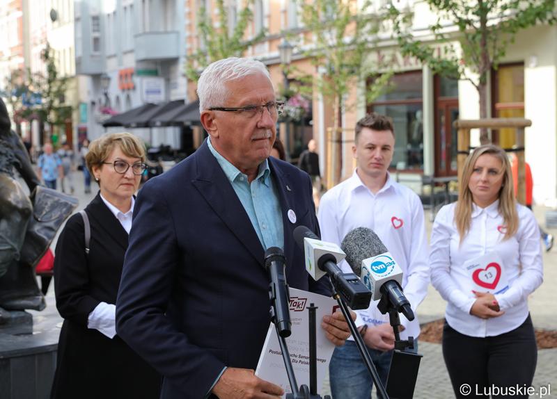Uczestnicy konferencji prasowej na zielonogórskim deptaku. Przy mikrofonie prezydent Senator Wadim Tyszkiewicz
