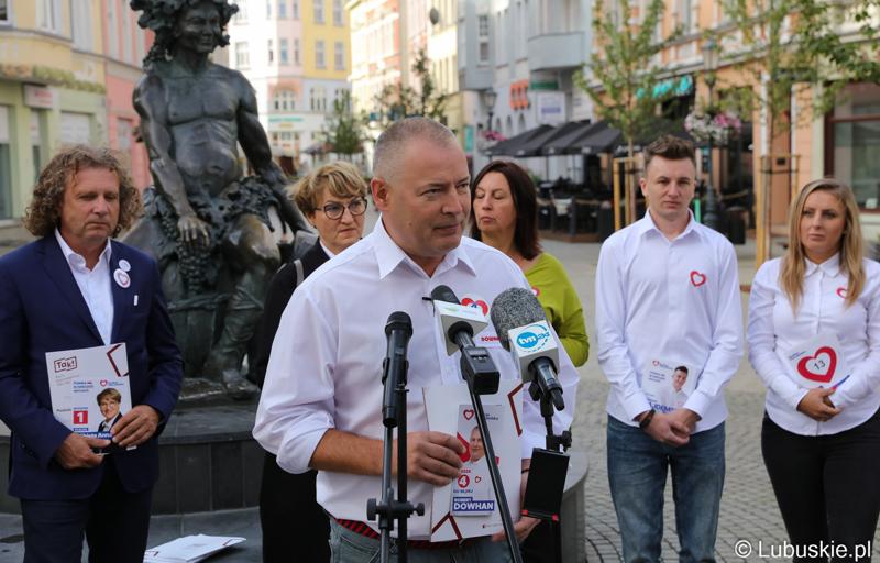 Uczestnicy konferencji prasowej na zielonogórskim deptaku. Przy mikrofonie prezydent Senator Robert Dowhan