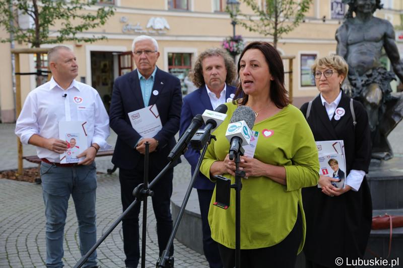 Uczestnicy konferencji prasowej na zielonogórskim deptaku. Przy mikrofonie Joanna Liddane z Partii Zieloni