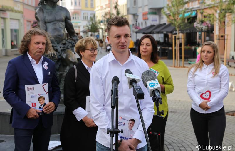 Uczestnicy konferencji prasowej na zielonogórskim deptaku. Przy mikrofonie Mateusz Gajdemski z Żar