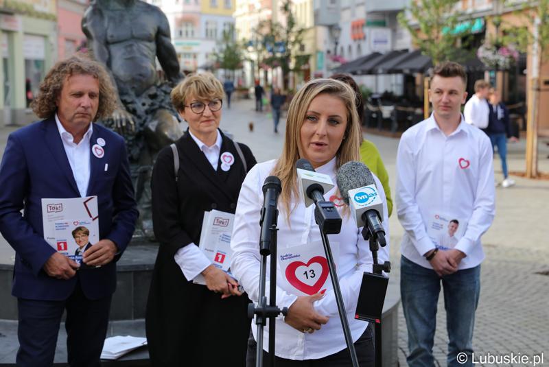 Uczestnicy konferencji prasowej na zielonogórskim deptaku. Przy mikrofonie Anna Ciszka-Marczewska z Kożuchowa
