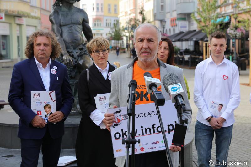 Uczestnicy konferencji prasowej na zielonogórskim deptaku. Przy mikrofonie Dariusz Nocek z Komitetu Obrony Demokracji