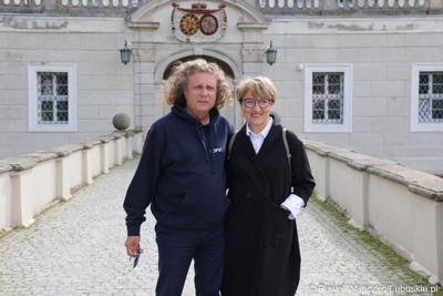 Marszałek Województwa Lubuskiego Elżbieta Anna Polak i prezydent Sopotu Jacek Karnowski przed pałacem w Zaborze