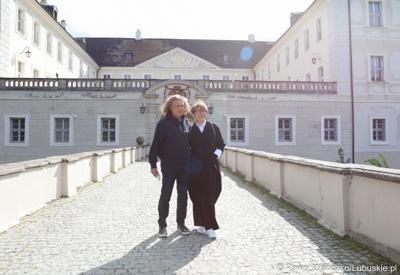 Marszałek Województwa Lubuskiego Elżbieta Anna Polak i prezydent Sopotu Jacek Karnowski przed pałacem w Zaborze