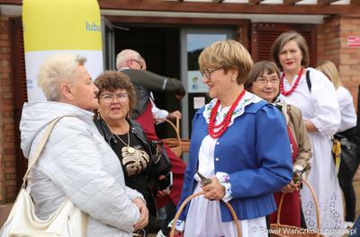 Marszałek Elżbieta Anna Polak (z prawej) podczas VIII Winobrania na Winnicy Samorządowej w Zaborze 