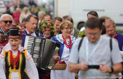 Uczestnicy korowodu podczas VIII Winobrania na Winnicy Samorządowej w Zaborze 