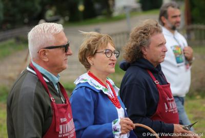 Uczestnicy korowodu podczas VIII Winobrania na Winnicy Samorządowej w Zaborze; Od lewej Senator Wadim Tyszkiewicz, Marszałek Województwa Lubuskiego Elżbieta Anna Polak oraz prezydent Sopotu Jacek Karnowski