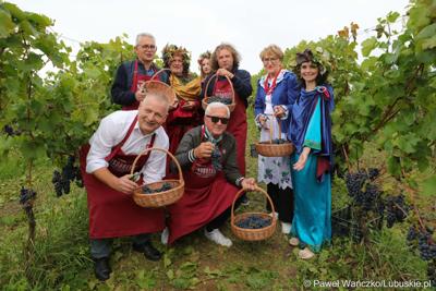 Uczestnicy VIII Winobrania na Winnicy Samorządowej w Zaborze