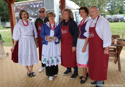 Uczestnicy VIII Winobrania na Winnicy Samorządowej w Zaborze