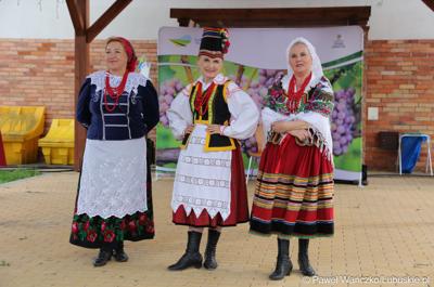 Uczestnicy VIII Winobrania na Winnicy Samorządowej w Zaborze