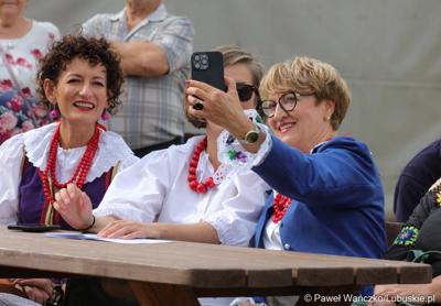 Uczestnicy VIII Winobrania na Winnicy Samorządowej w Zaborze