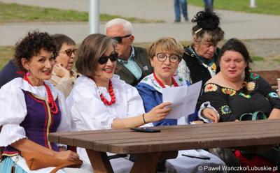 Uczestnicy VIII Winobrania na Winnicy Samorządowej w Zaborze