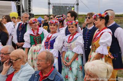 Uczestnicy VIII Winobrania na Winnicy Samorządowej w Zaborze