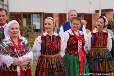 Uczestnicy VIII Winobrania na Winnicy Samorządowej w Zaborze