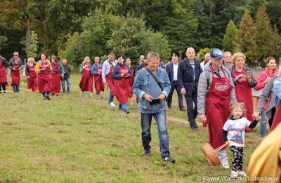Uczestnicy VIII Winobrania na Winnicy Samorządowej w Zaborze