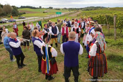 Uczestnicy VIII Winobrania na Winnicy Samorządowej w Zaborze