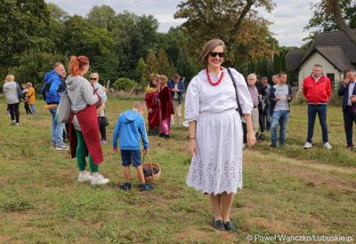 Uczestnicy VIII Winobrania na Winnicy Samorządowej w Zaborze