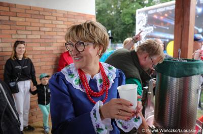 Marszałek Elżbieta Anna Polak podczas VIII Winobrania na Winnicy Samorządowej w Zaborze