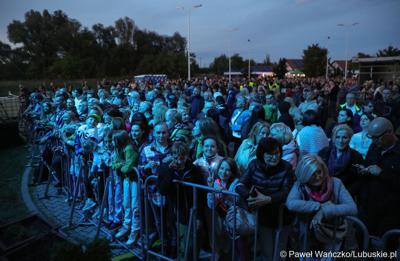 Publiczność na koncercie Kayah podczas VIII Winobrania na Winnicy Samorządowej w Zaborze