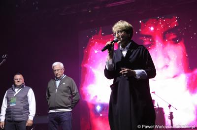 Marszałek Elżbieta Anna Polak zapowiada koncert Kayah podczas VIII Winobrania na Winnicy Samorządowej w Zaborze