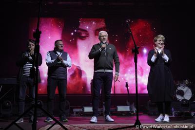 Senator Wadim Tyszkiewicz przemawia ze sceny przed koncertem Kayah podczas VIII Winobrania na Winnicy Samorządowej w Zaborze
