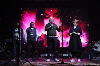 Senator Wadim Tyszkiewicz przemawia ze sceny przed koncertem Kayah podczas VIII Winobrania na Winnicy Samorządowej w Zaborze