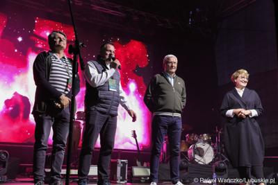 Wójt Zaboru Robert Sidoruk przemawia ze sceny przed koncertem Kayah podczas VIII Winobrania na Winnicy Samorządowej w Zaborze