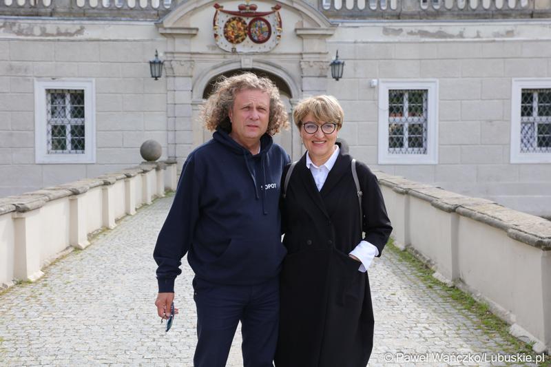 Marszałek Województwa Lubuskiego Elżbieta Anna Polak i prezydent Sopotu Jacek Karnowski przed pałacem w Zaborze