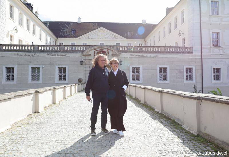 Marszałek Województwa Lubuskiego Elżbieta Anna Polak i prezydent Sopotu Jacek Karnowski przed pałacem w Zaborze
