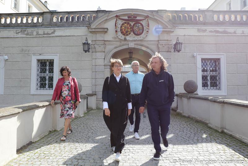 Marszałek Województwa Lubuskiego Elżbieta Anna Polak, prezydent Sopotu Jacek Karnowski (z lewej) oraz Senator Wadim Tyszkiewicz (z tyłu) przed pałacem w Zaborze