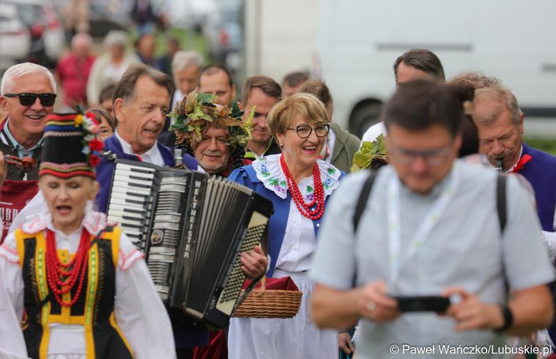 Uczestnicy korowodu podczas VIII Winobrania na Winnicy Samorządowej w Zaborze
