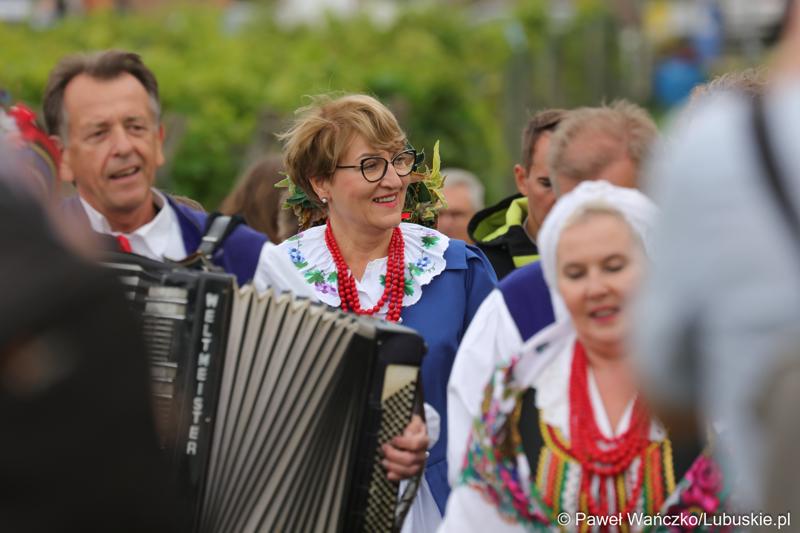 Marszałek Elżbieta Anna Polak idzie w korowodzie podczas VIII Winobrania na Winnicy Samorządowej w Zaborze
