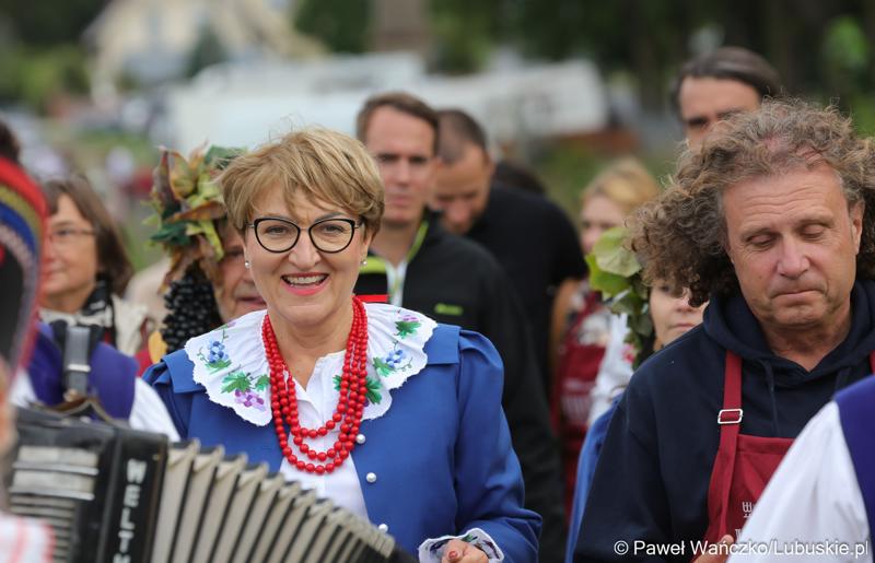 Marszałek Elżbieta Anna Polak oraz prezydent Sopotu Jacek Karnowski idą w korowodzie podczas VIII Winobrania na Winnicy Samorządowej w Zaborze