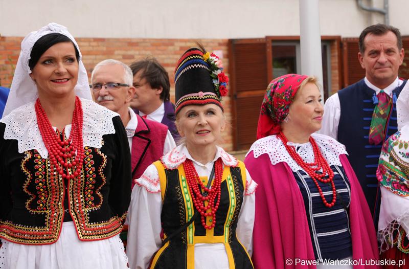 Uczestnicy VIII Winobrania na Winnicy Samorządowej w Zaborze