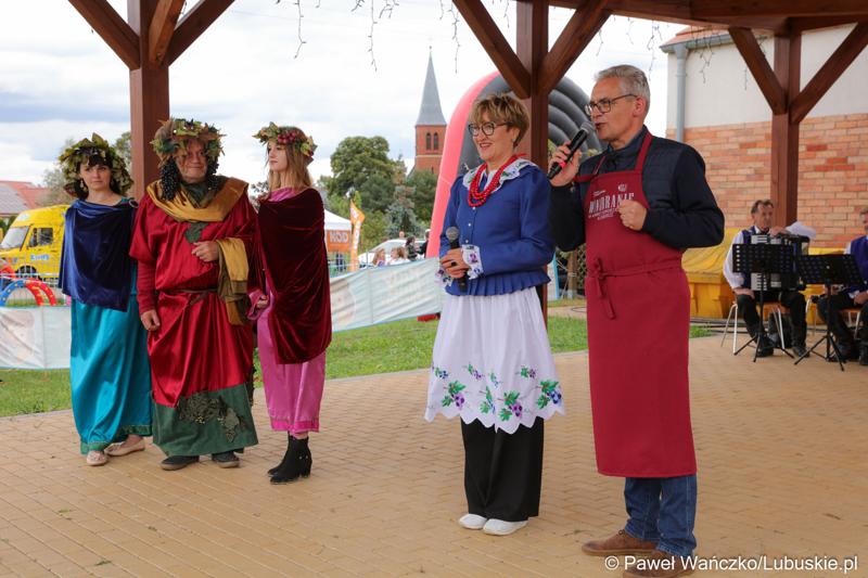 Uczestnicy VIII Winobrania na Winnicy Samorządowej w Zaborze