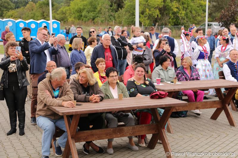 Uczestnicy VIII Winobrania na Winnicy Samorządowej w Zaborze
