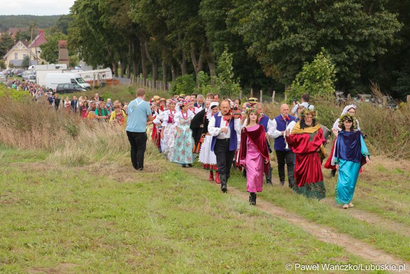 Uczestnicy VIII Winobrania na Winnicy Samorządowej w Zaborze