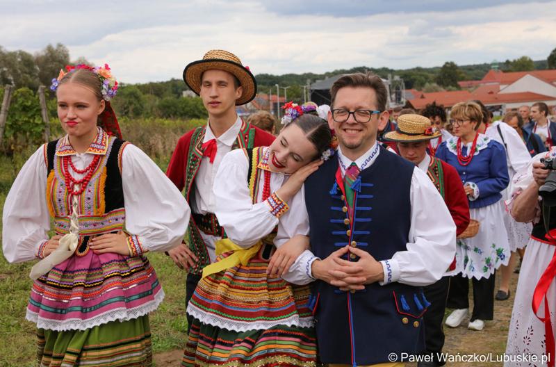 Uczestnicy korowodu podczas VIII Winobrania na Winnicy Samorządowej w Zaborze