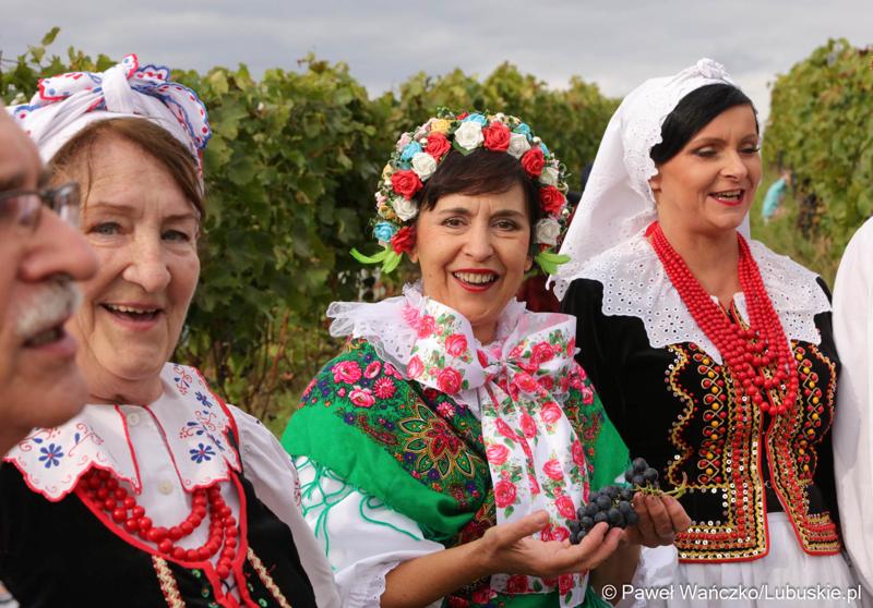 Uczestnicy VIII Winobrania na Winnicy Samorządowej w Zaborze