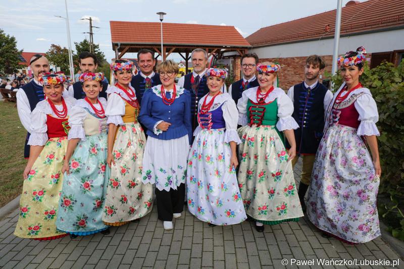 Uczestnicy VIII Winobrania na Winnicy Samorządowej w Zaborze