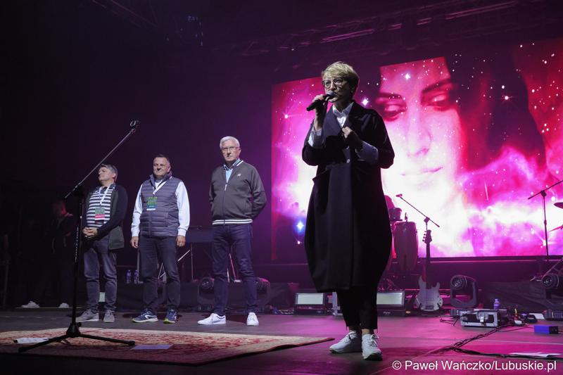 Marszałek Elżbieta Anna Polak zapowiada koncert Kayah podczas VIII Winobrania na Winnicy Samorządowej w Zaborze