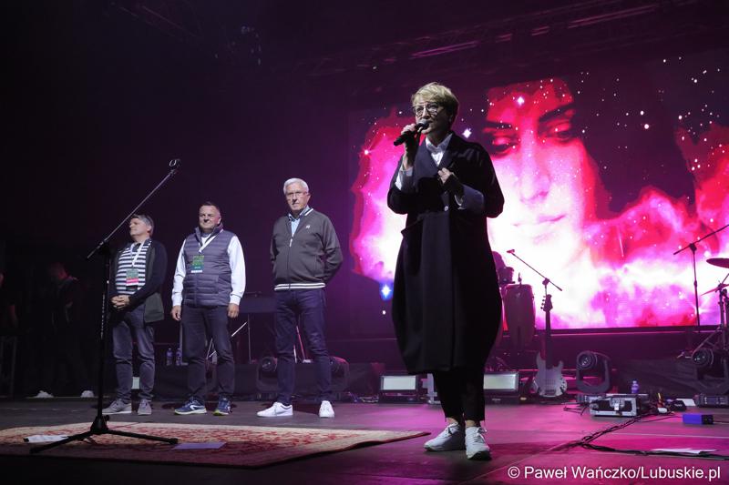 Marszałek Elżbieta Anna Polak zapowiada koncert Kayah podczas VIII Winobrania na Winnicy Samorządowej w Zaborze