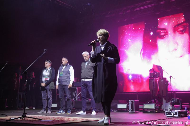 Marszałek Elżbieta Anna Polak zapowiada koncert Kayah podczas VIII Winobrania na Winnicy Samorządowej w Zaborze