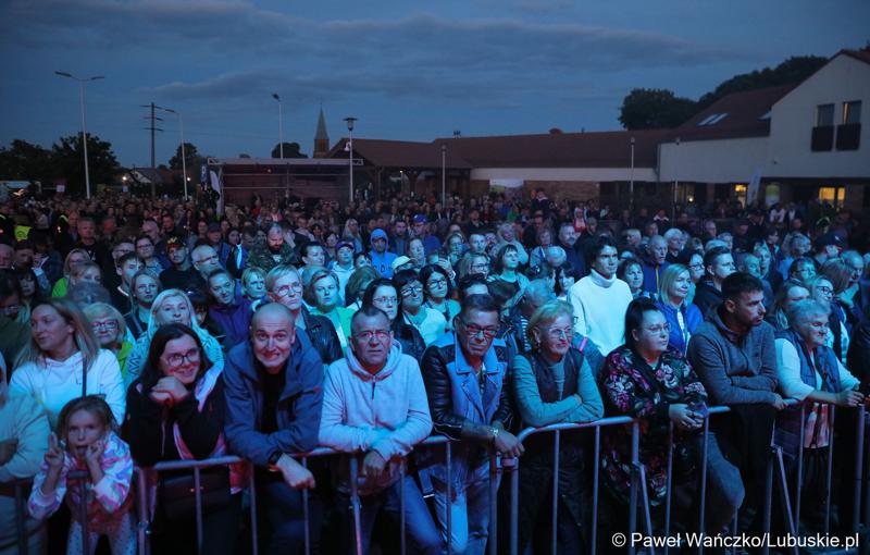 Publiczność na koncercie Kayah podczas VIII Winobrania na Winnicy Samorządowej w Zaborze