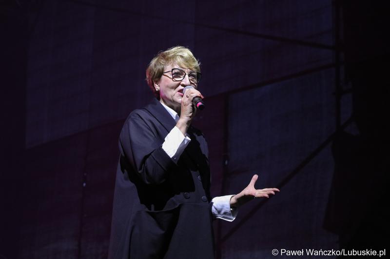 Marszałek Elżbieta Anna Polak zapowiada koncert Kayah podczas VIII Winobrania na Winnicy Samorządowej w Zaborze