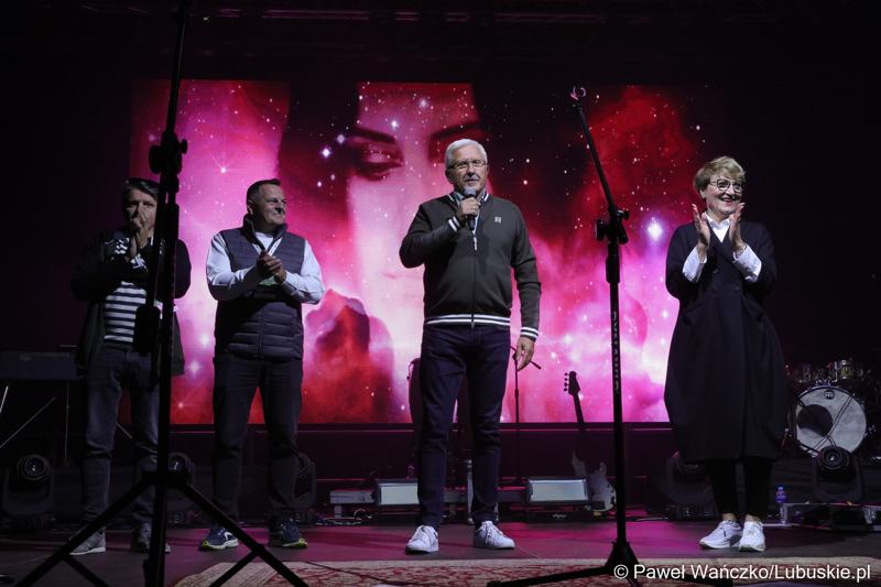 Senator Wadim Tyszkiewicz przemawia ze sceny przed koncertem Kayah podczas VIII Winobrania na Winnicy Samorządowej w Zaborze