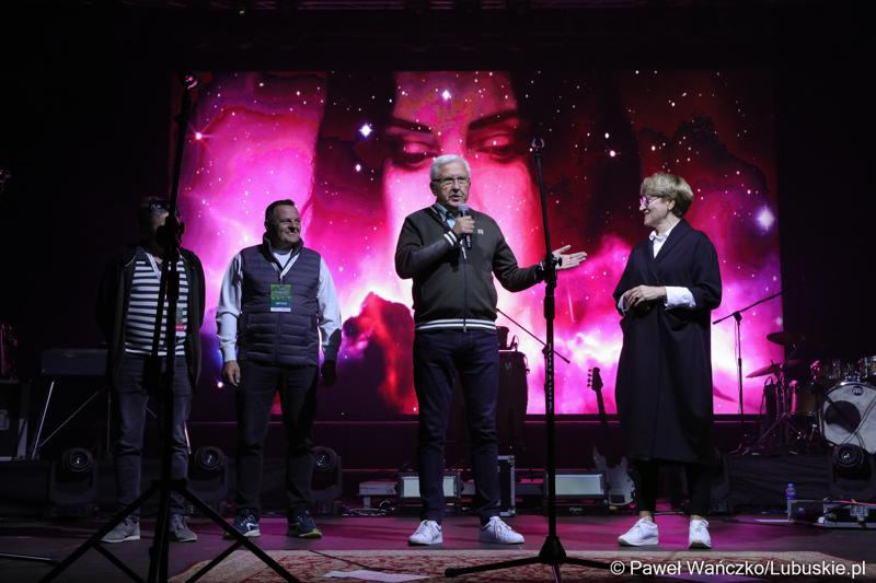 Senator Wadim Tyszkiewicz przemawia ze sceny przed koncertem Kayah podczas VIII Winobrania na Winnicy Samorządowej w Zaborze