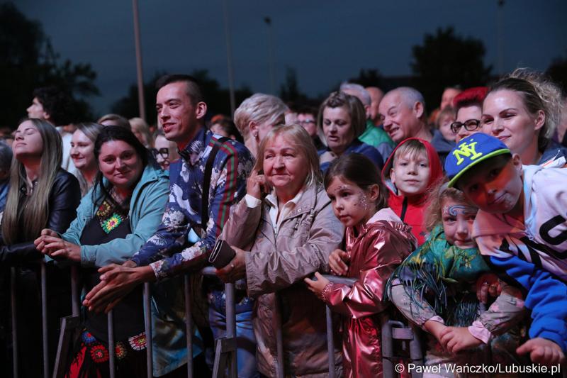 Publiczność czeka na koncert Kayah podczas VIII Winobrania na Winnicy Samorządowej w Zaborze