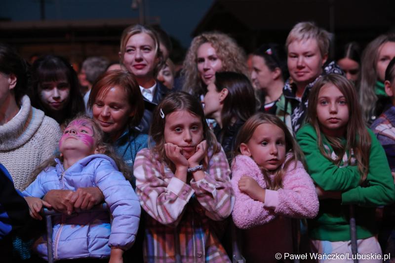 Publiczność czeka na koncert Kayah podczas VIII Winobrania na Winnicy Samorządowej w Zaborze